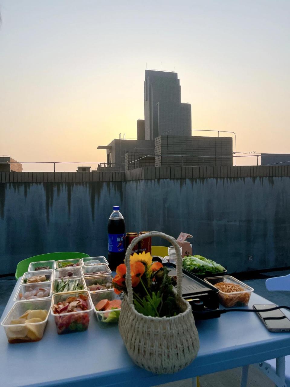 邀请你来对下联  上联:茶余饭后,小品一听可乐,笑谈人生往事. 下联:?