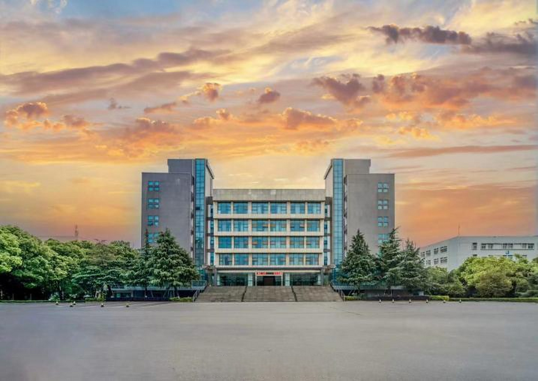 武汉传媒学院# #武传一角# 金光透过云层,照耀整个校园.