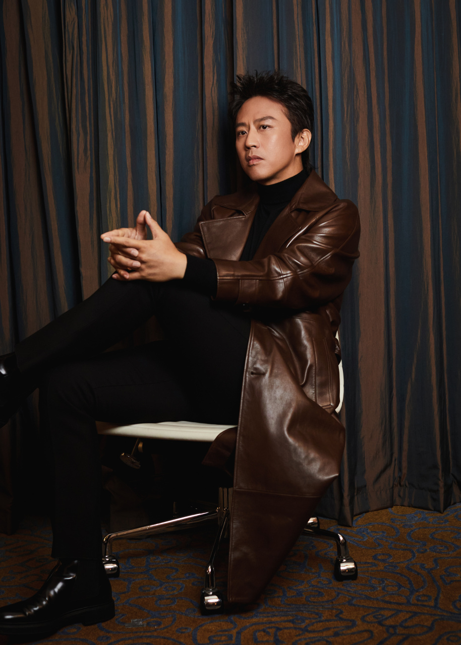 邓超#超哥以行动力挺好友吕燕 comme moi十周年大秀,身着咖色皮衣