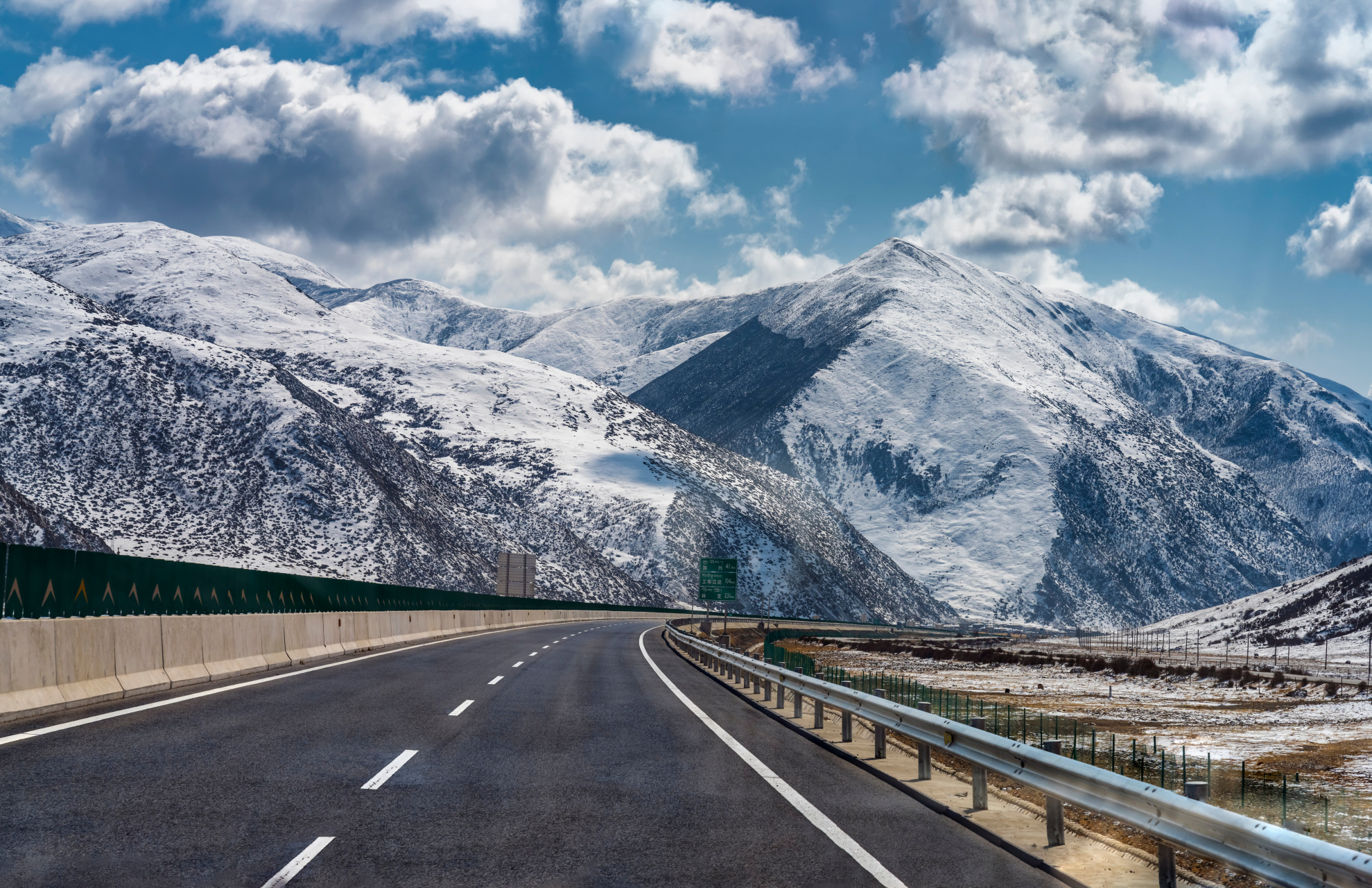 视觉中国超话#川藏青藏公路建成通车70周年# 沿途的风景实在是太美了