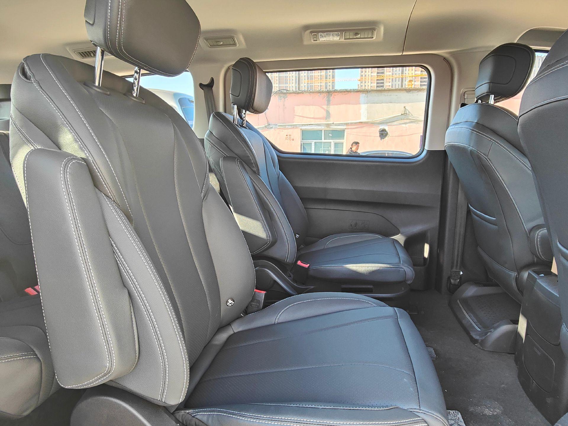 作为全系新增入门版本,大通g20 es在前脸设计方面使用尺寸有所减小的