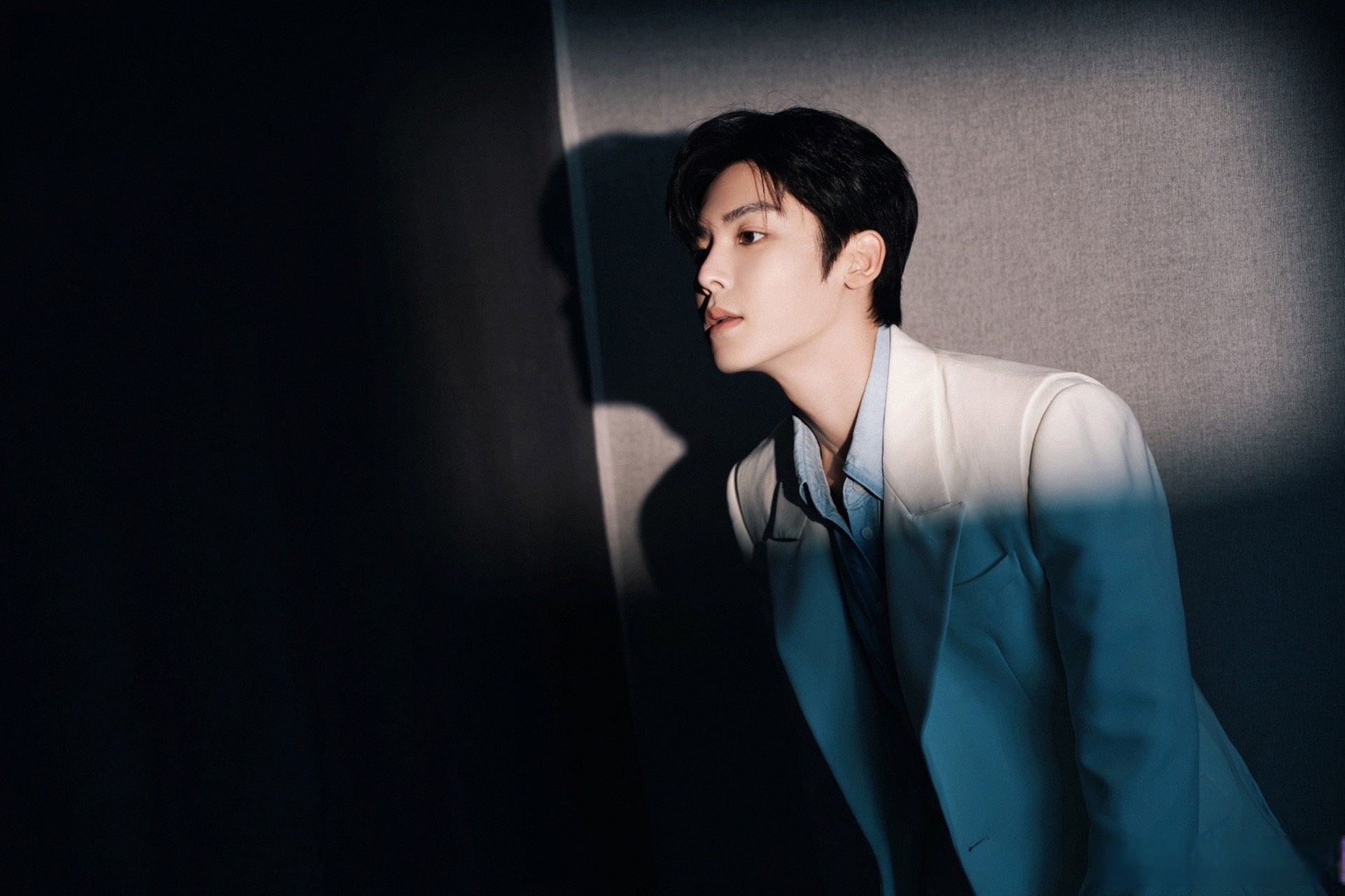 侯明昊今日现身上海参加活动,白西装 蓝衬衣的造型搭配,干净帅气,状态