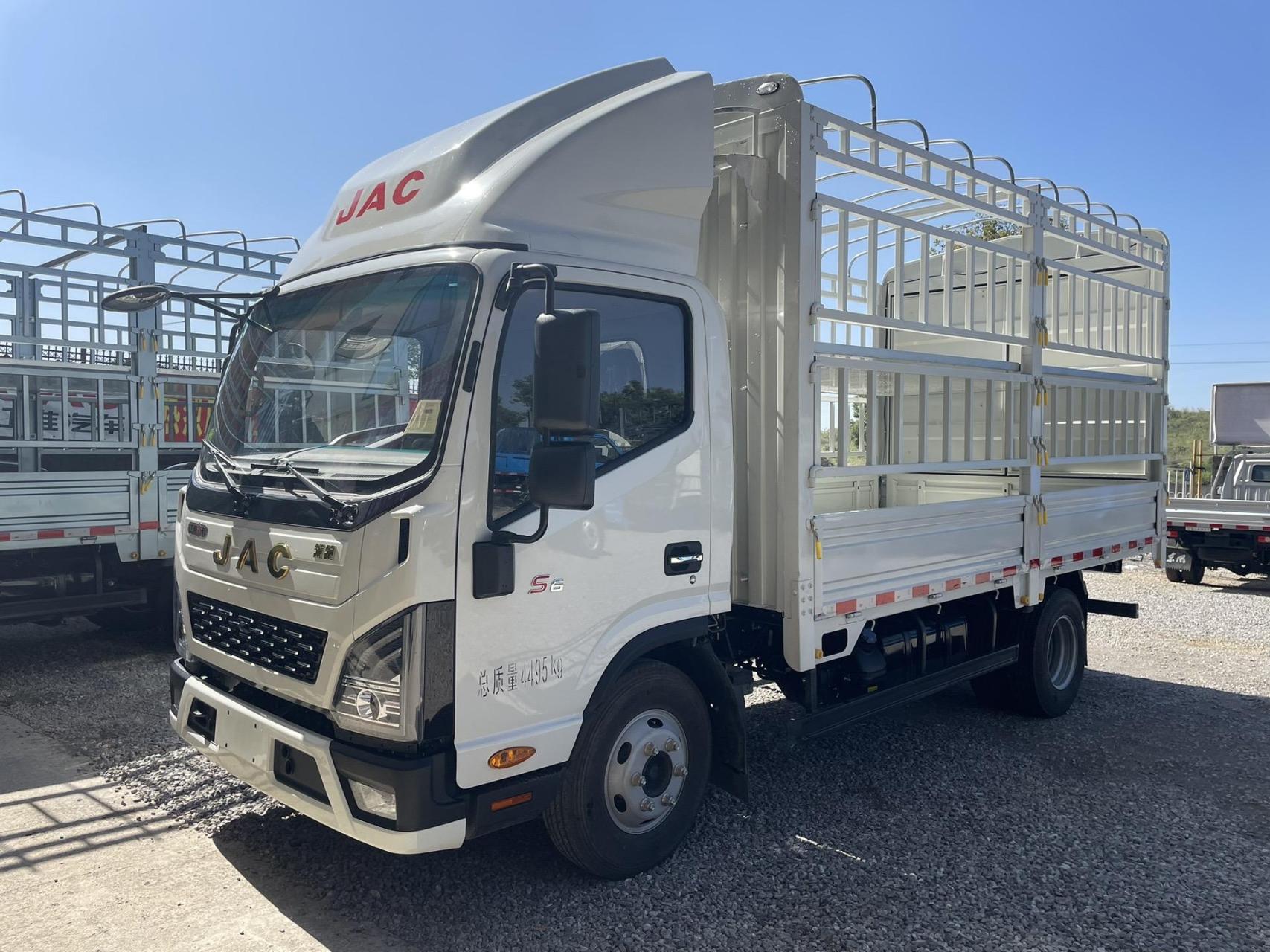 靓靓的江淮高端轻卡领跑s6单排4.