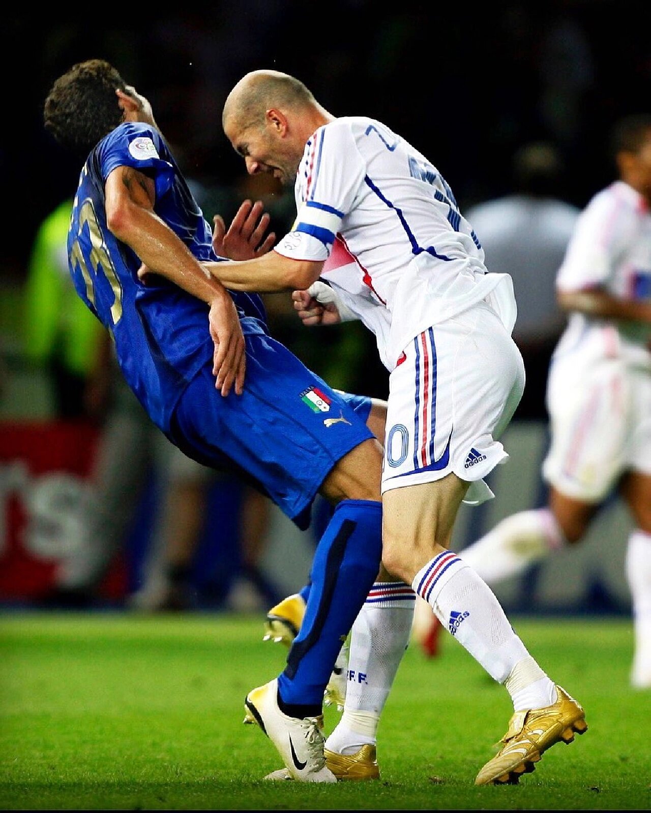 绿茵名场面:齐达内头顶马特拉齐