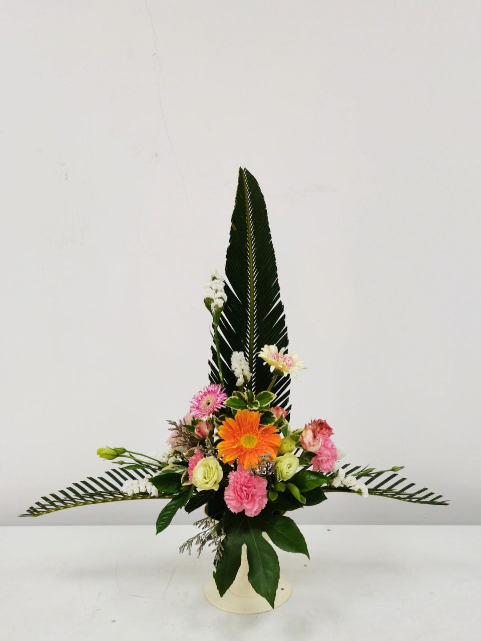 插花艺术|西方传统插花 倒t形,花材丰富五颜六色的作品