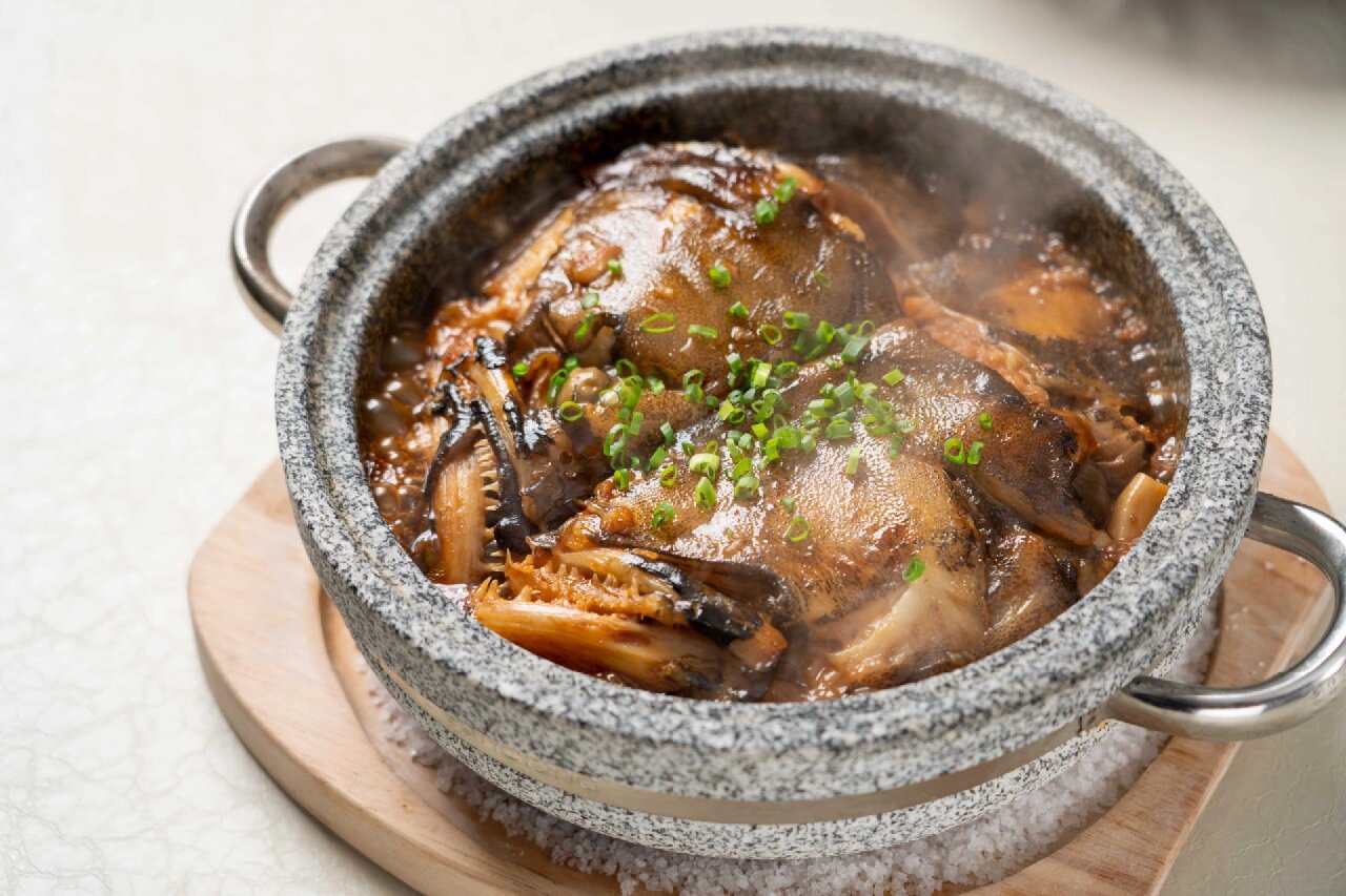 【石锅烧深海碟鱼头】 鱼丽于罶,鲂鳢. 君子有酒,多且旨.