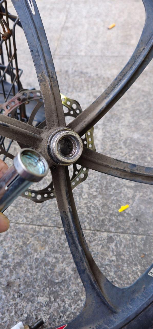 自行车轴承坏了,自己动手拆轴承外壳.