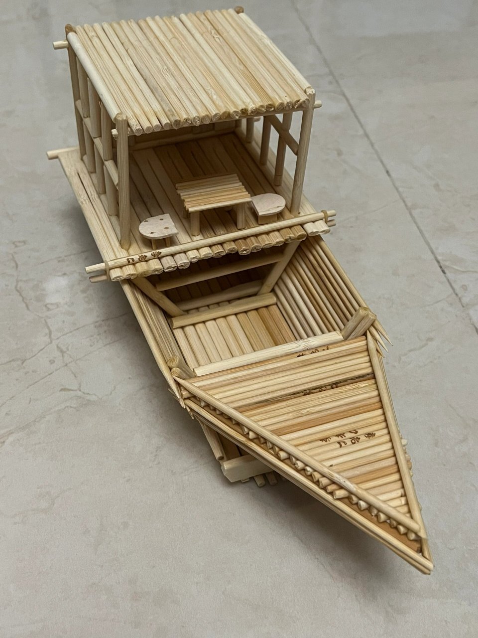 一次性筷子手工制作船 您好,用一次性筷子制作船是一个很有趣的手工