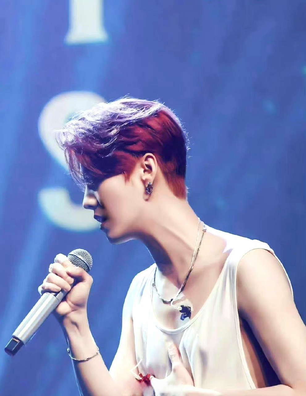 张艺兴和鹿晗的红发背心造型,你更喜欢谁的诠释?