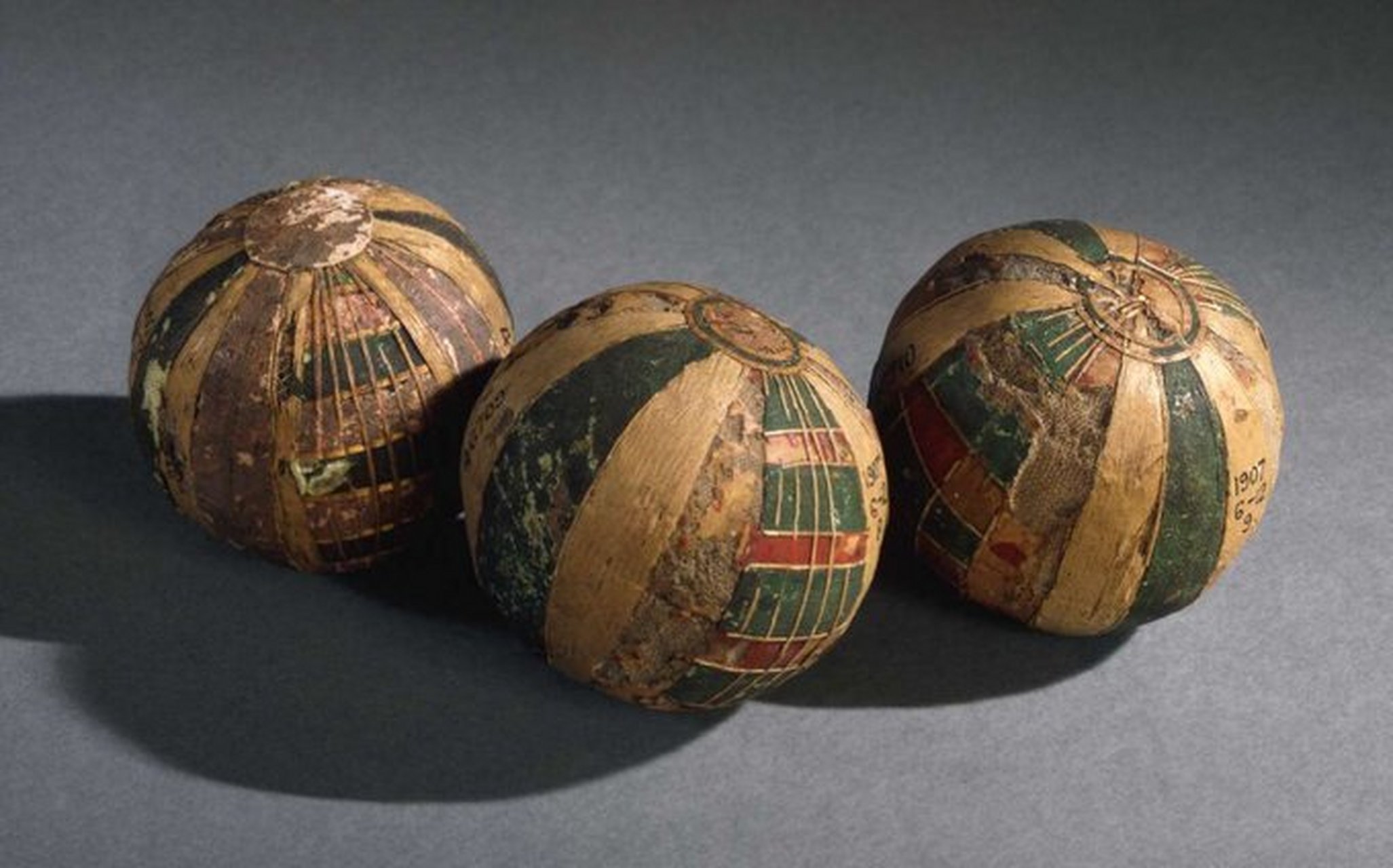 1500年前,埃及的玩具球,由亚麻制成,并用涂成红色和绿色的芦苇条加固