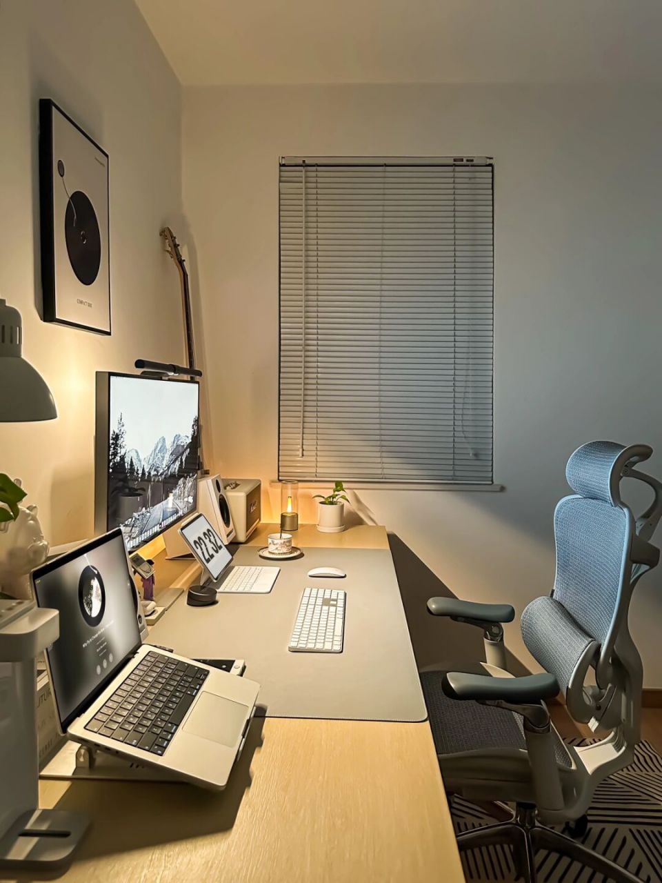 居家办公已是一种常态,一种生活方式,简洁的书桌可以让我们更好的沉浸