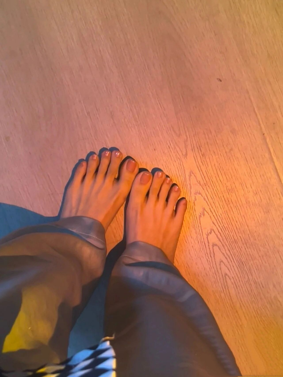 这双玉足绝对完美,从脚型到脚趾甲,一个字绝