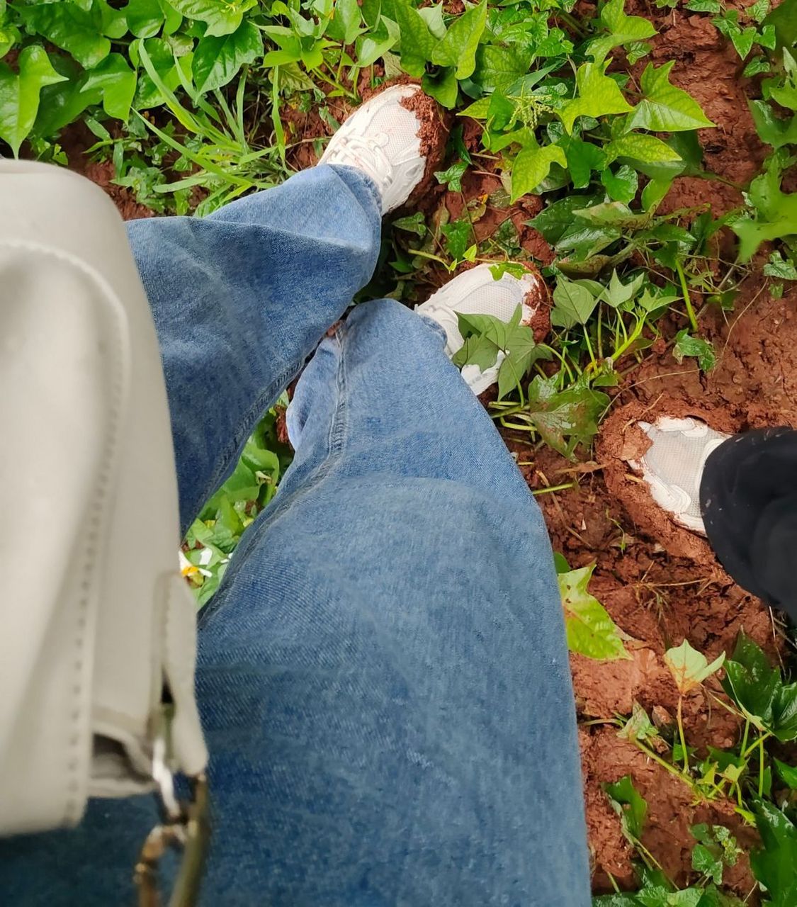 我就想着甩一下脚,因为真的太重了,负重前行,结果结果……我把鞋子