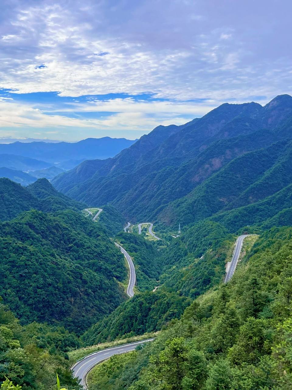 雨后的怀玉山风景非常壮观,云雾缭绕,来这里自驾就好像穿梭在云端
