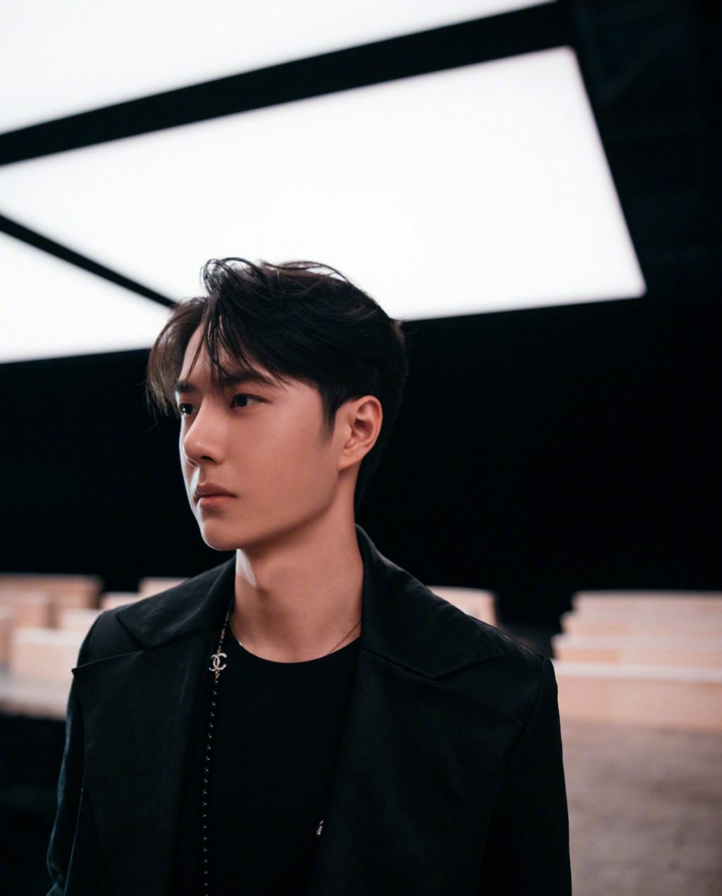 王一博外网生图状态# #王一博看秀内场照# @uniq王一博 受邀出席