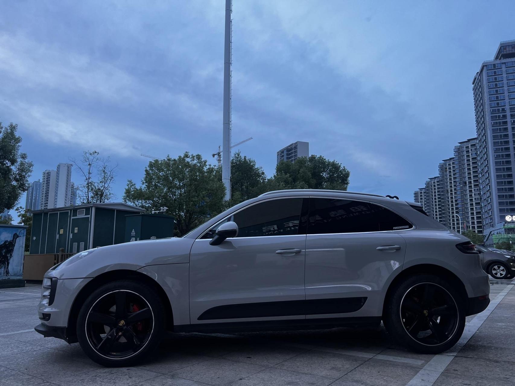 保时捷macan改色贴膜哑灰可以带来一种独特的外观效果,让车辆显得更加