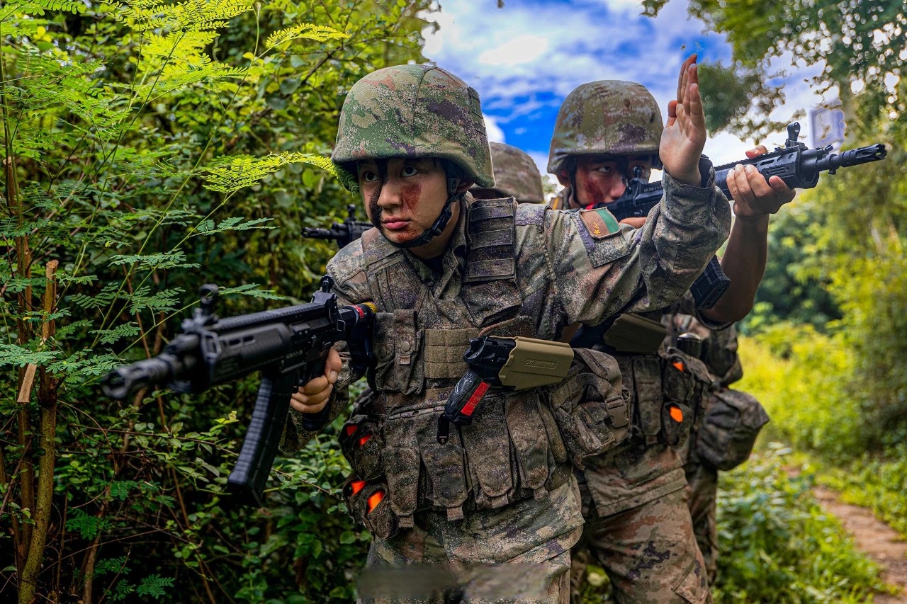 负重行军,擒拿格斗,高空伞降,深海潜水