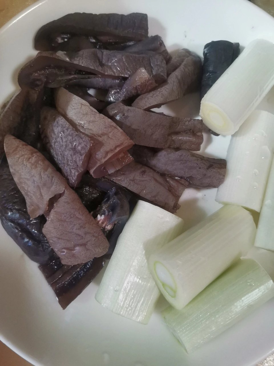 葱烧大乌参 大乌参洗净,去掉肚子里的杂质,切粗条,焯水一分钟,大葱