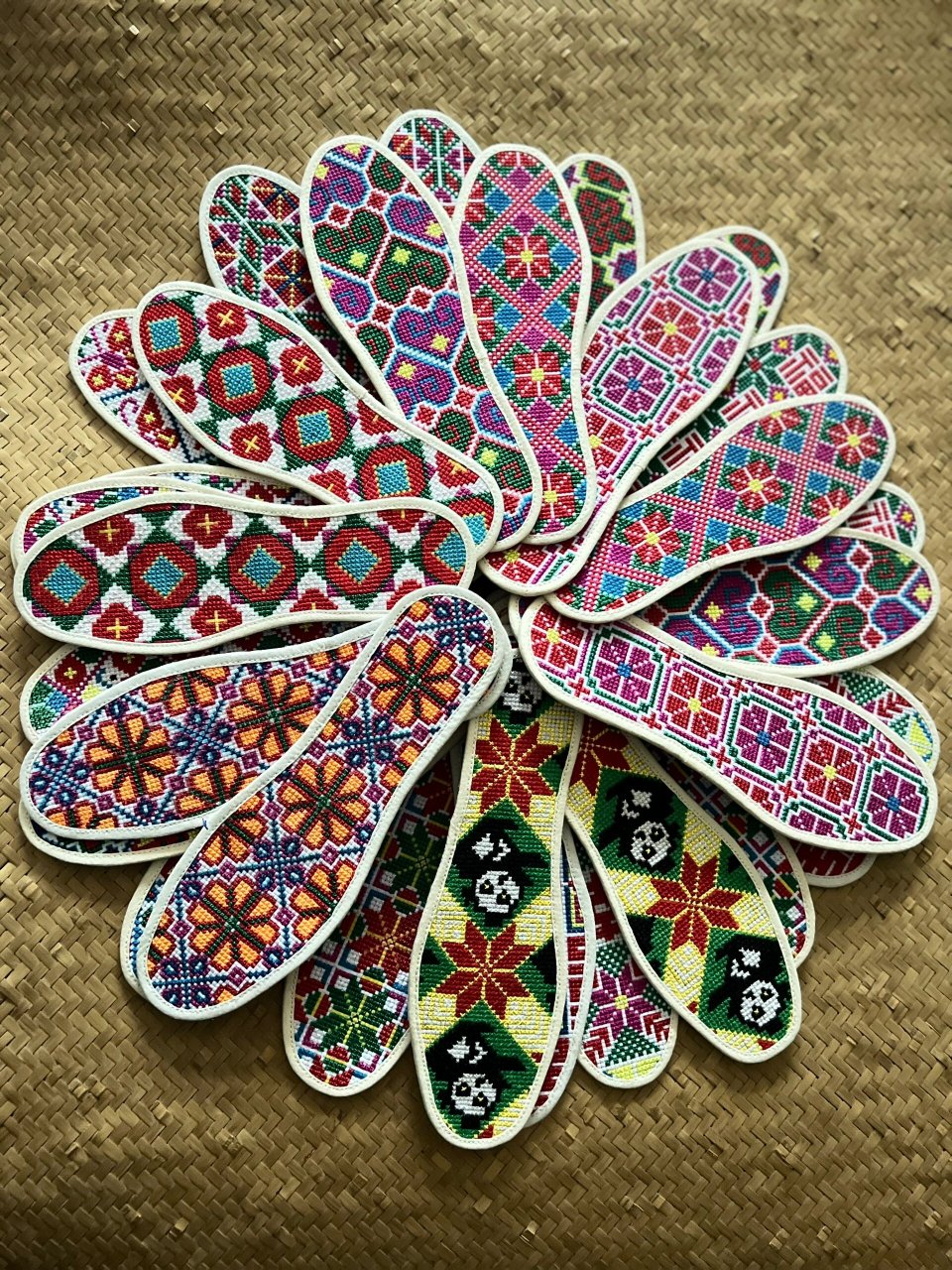 妈妈制作的手工鞋垫 妈妈99制作的鞋垫 用新的棉麻布,自己打的浆糊