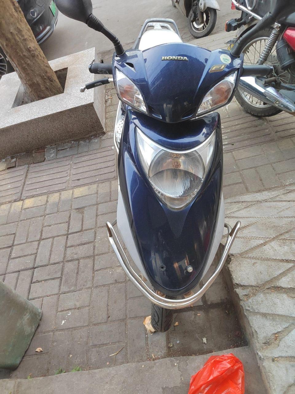 五羊本田优悦110踏板摩托车.