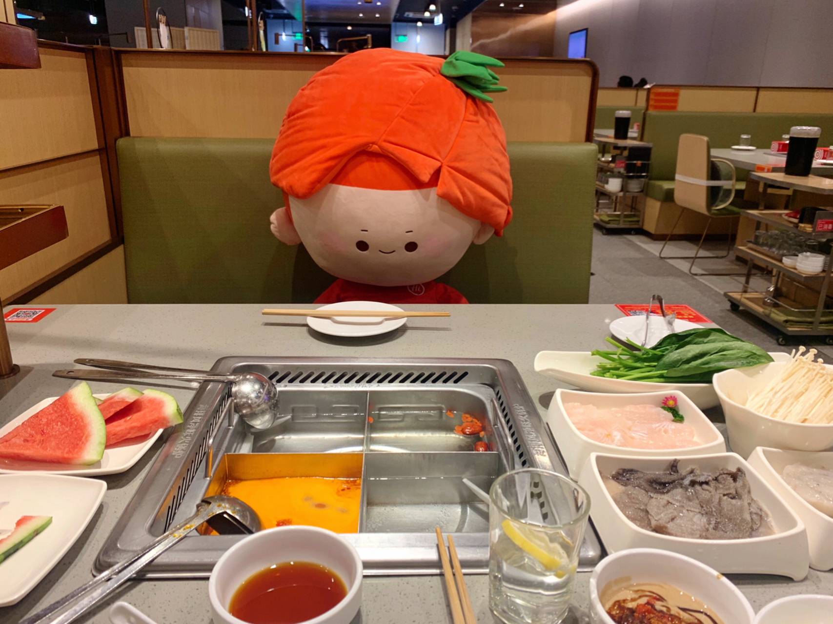 一个人吃海底捞的体验真的会有陪吃娃娃 一个人吃火锅也可以超级爽