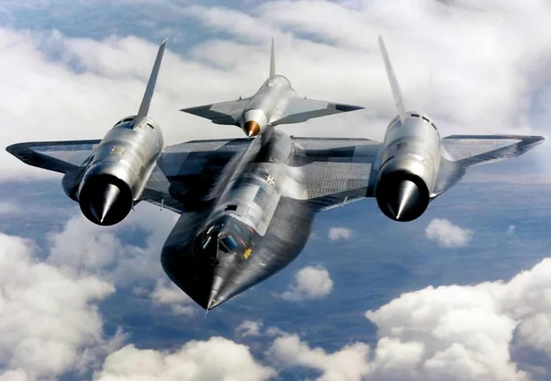 趣聊军事圈# 搭载了d-21无人侦察机的sr-71黑鸟侦察机