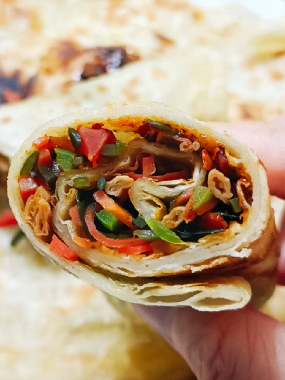 用苦豆粉和胡麻油烙的狗浇尿饼可太香啦 苦豆粉又叫香豆粉,用这种特殊