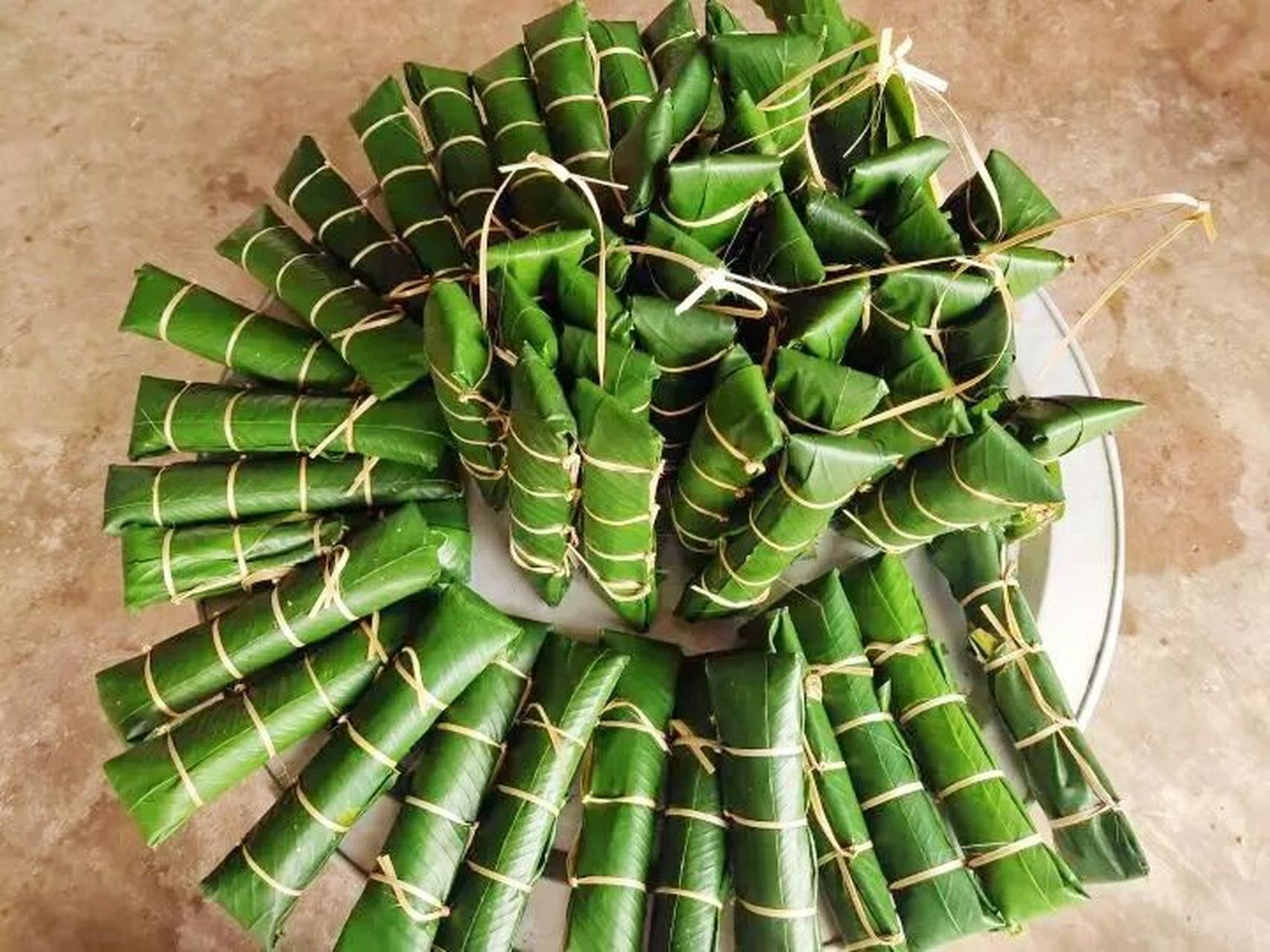 酸牛筋,以牛筋(主要为蹄筋)为原料腌制.