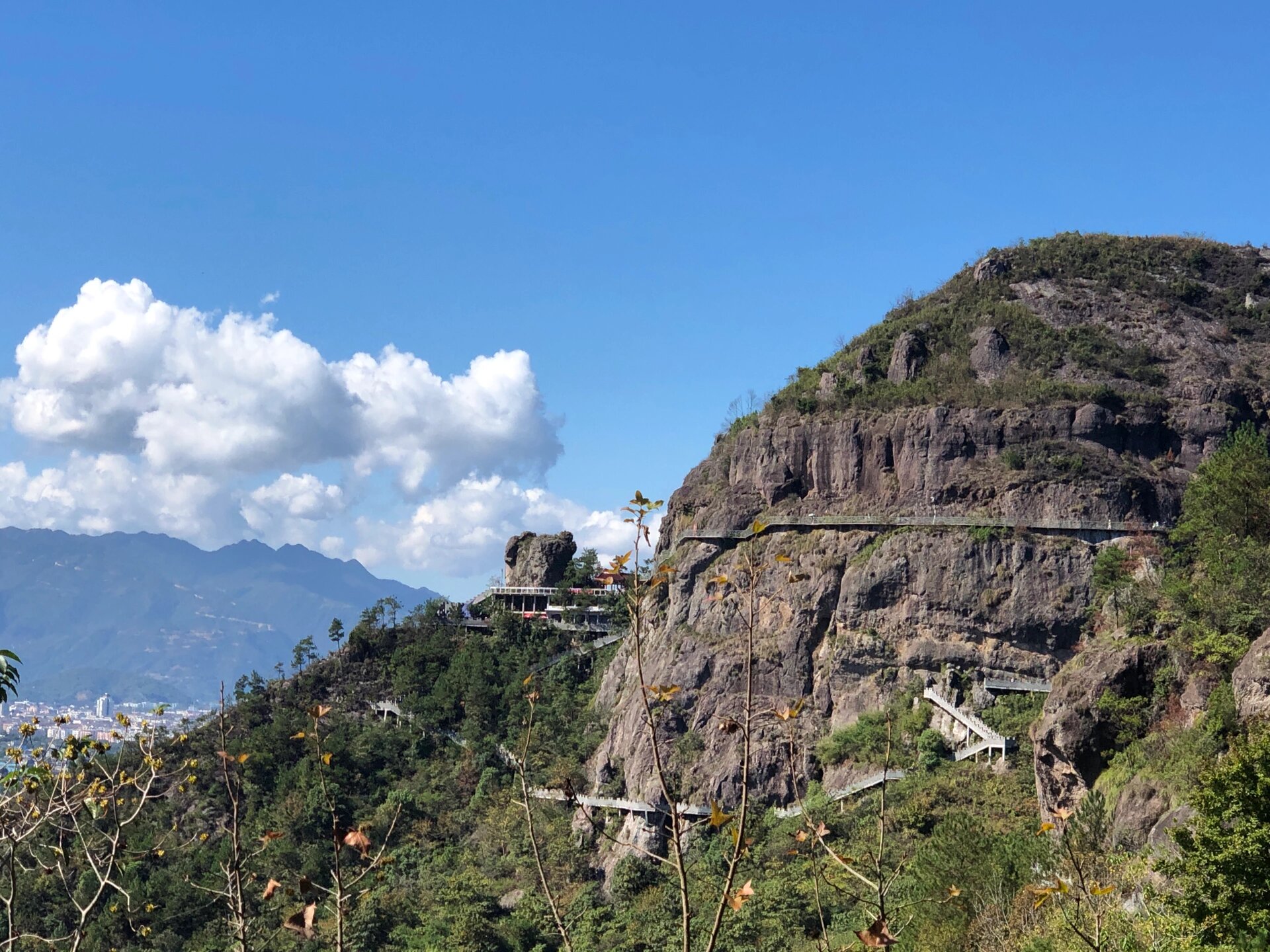 苍南新晋网红"藻溪流石山玻璃栈道"悬崖观景