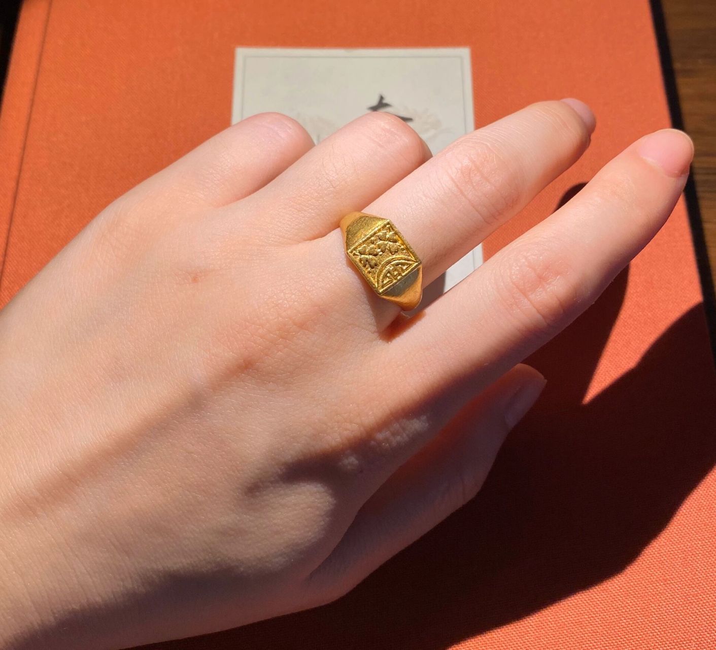 晚清民国时期老金戒指 图案:团寿 四叶草,寓意着幸运,希望,家庭团圆