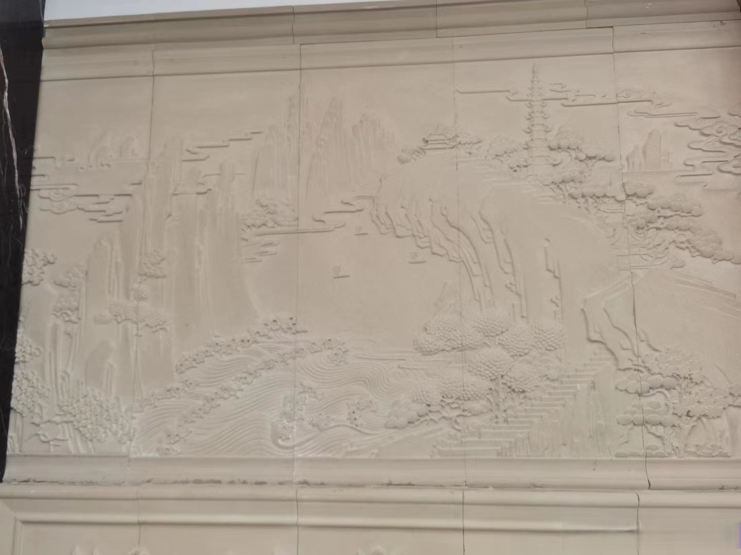 砂岩浮雕,是在平面上雕刻出凹凸起伏形象的一种雕塑,是一种介于圆雕和