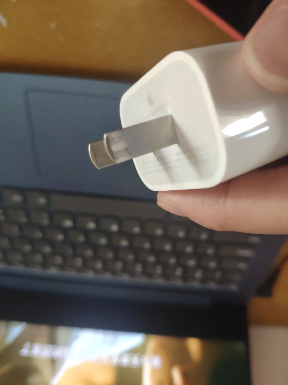 苹果插头发黑 有凹点 官网的原装充电器 发现充电头好黑啊 而且有破损