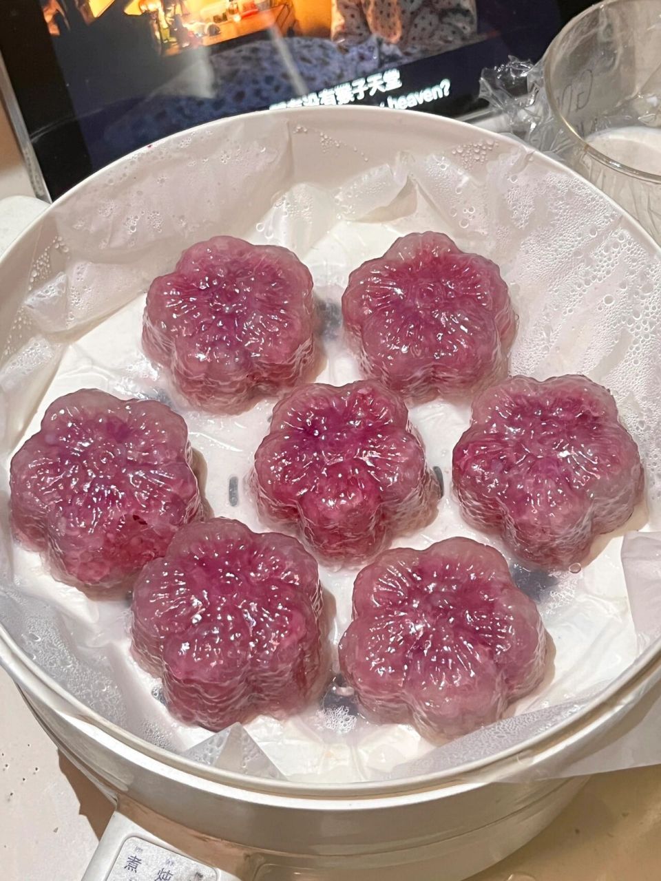 在宿舍不用烤箱也能做的紫薯水晶西米糕.软软糯糯超级好吃.