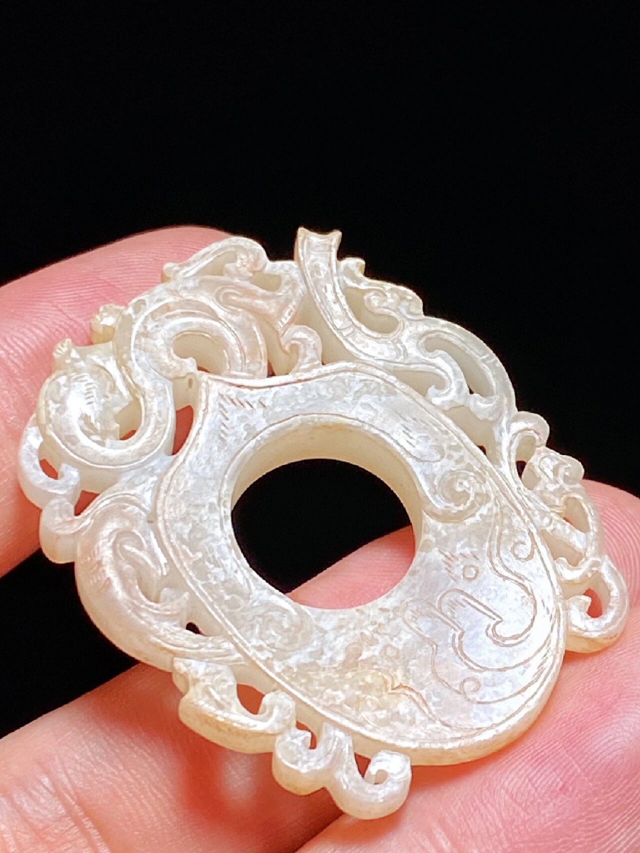 汉 和田玉籽料  鸡心佩 韘形玉佩  鸡心佩,是韘形佩的俗称,由玉韘演变