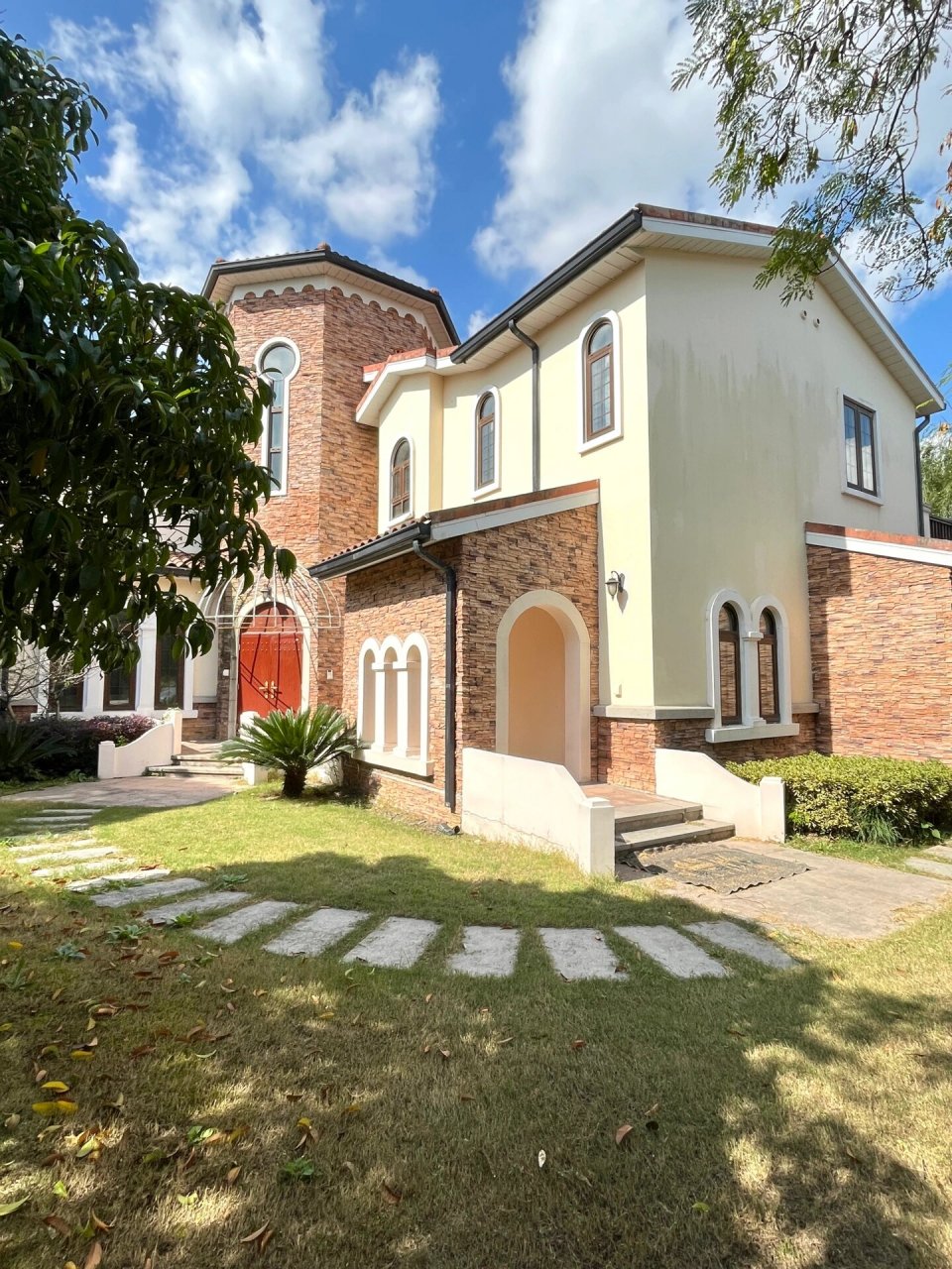 碧云国际社区|独栋别墅93400平5房4卫 92碧云别墅银杏苑位于上海