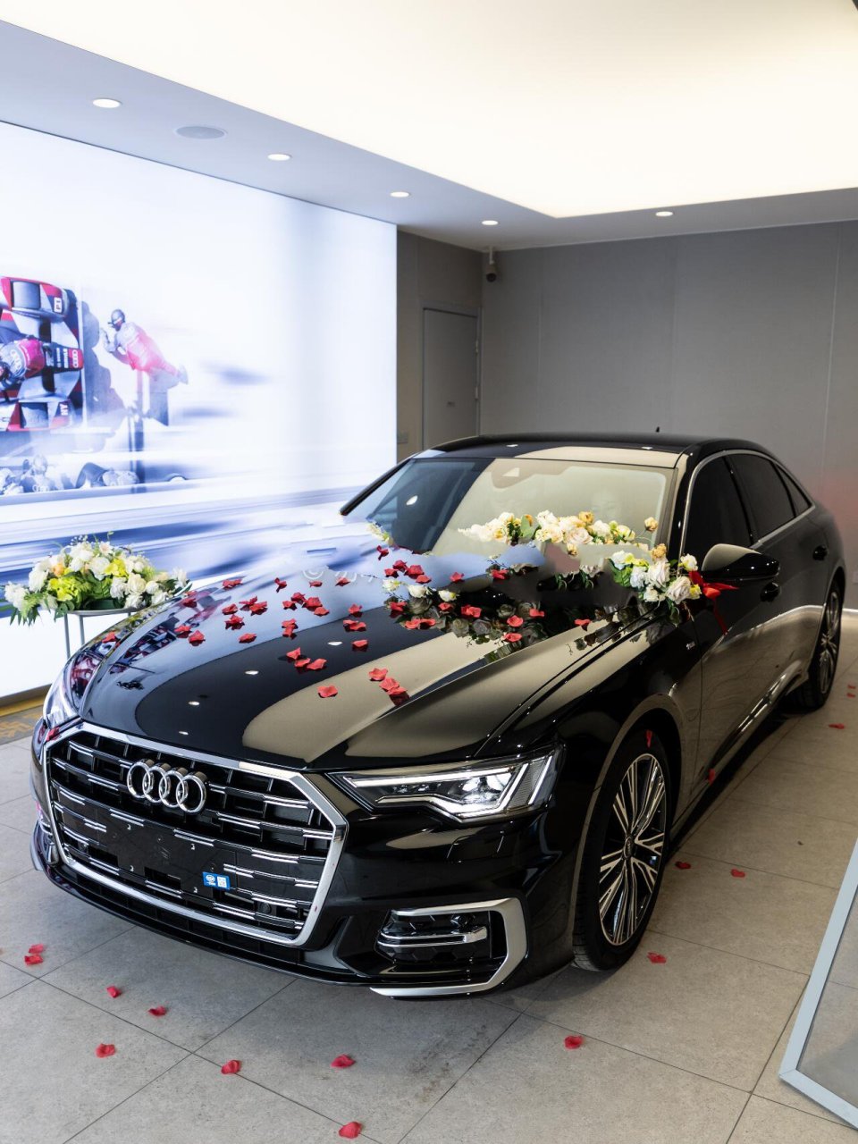 a6l 2024款东区版/欧卡皮棕 今日交付的这台是东区版本的奥迪a6 俗话