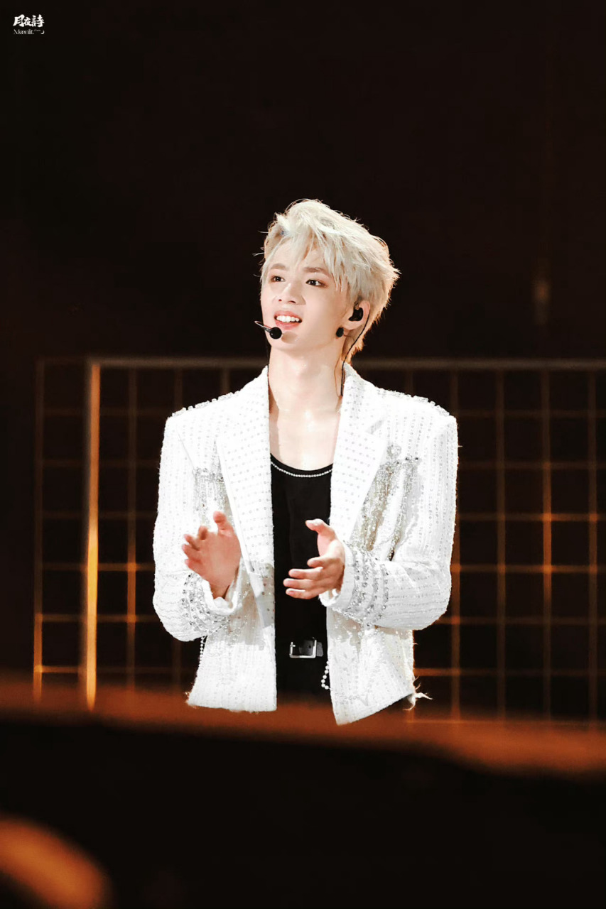 刘耀文喝水好性感     好神的一张脸啊!