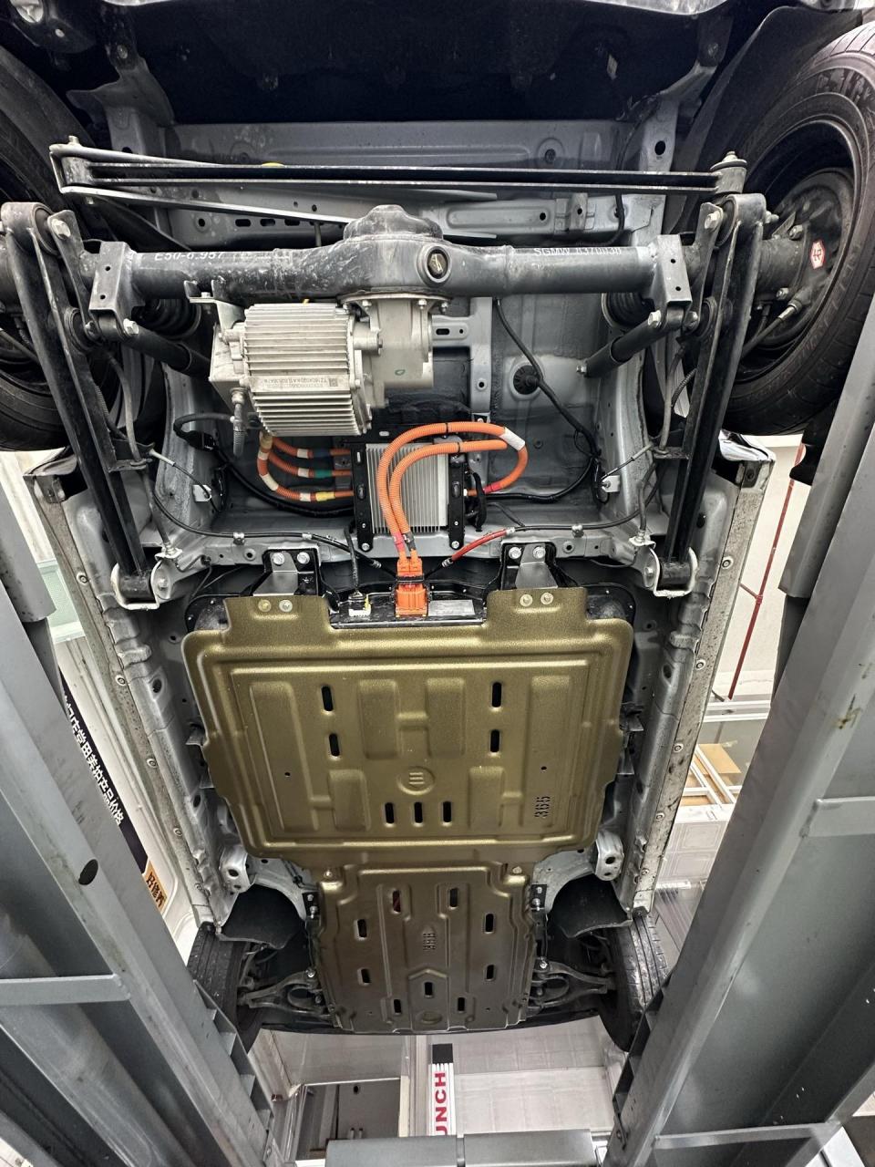 五菱宏光miniev地盘加装电池电机板.