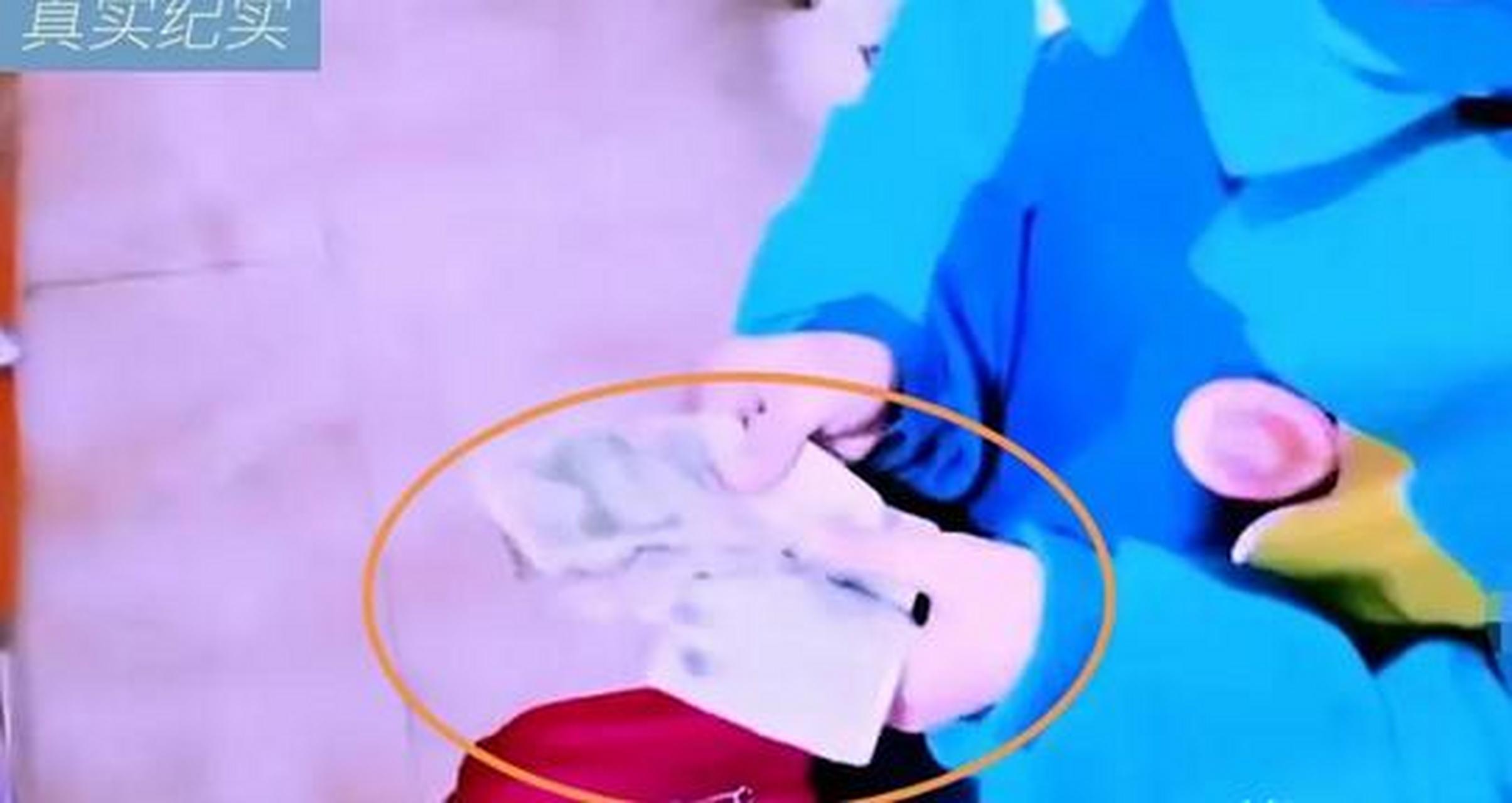 "2022年江苏南京,穿着简单的小女孩,拿着手中仅剩的4元钱,满怀期待的