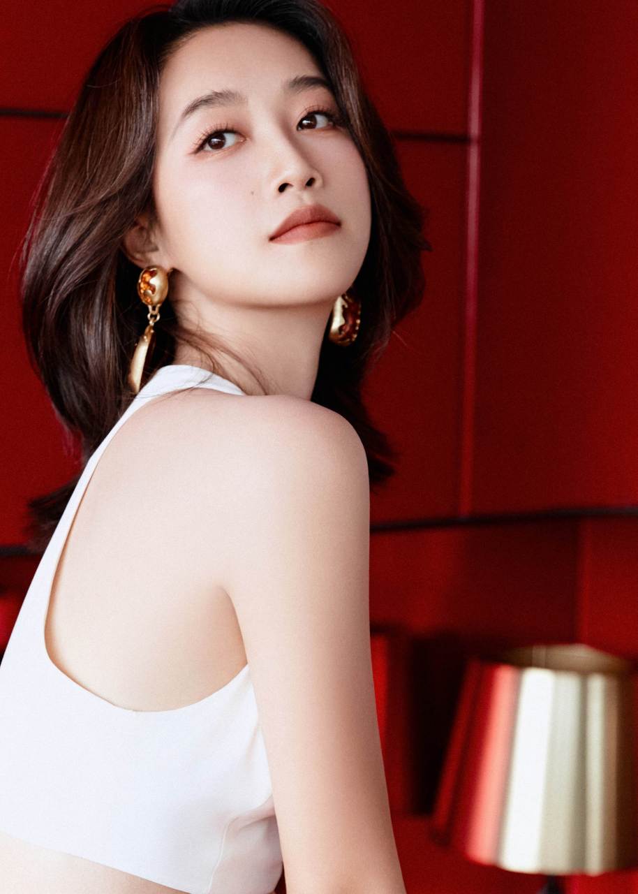 蓝盈莹写真大片:一身白色修身裙装,干练短发,朱唇点缀,婀娜多姿,明艳