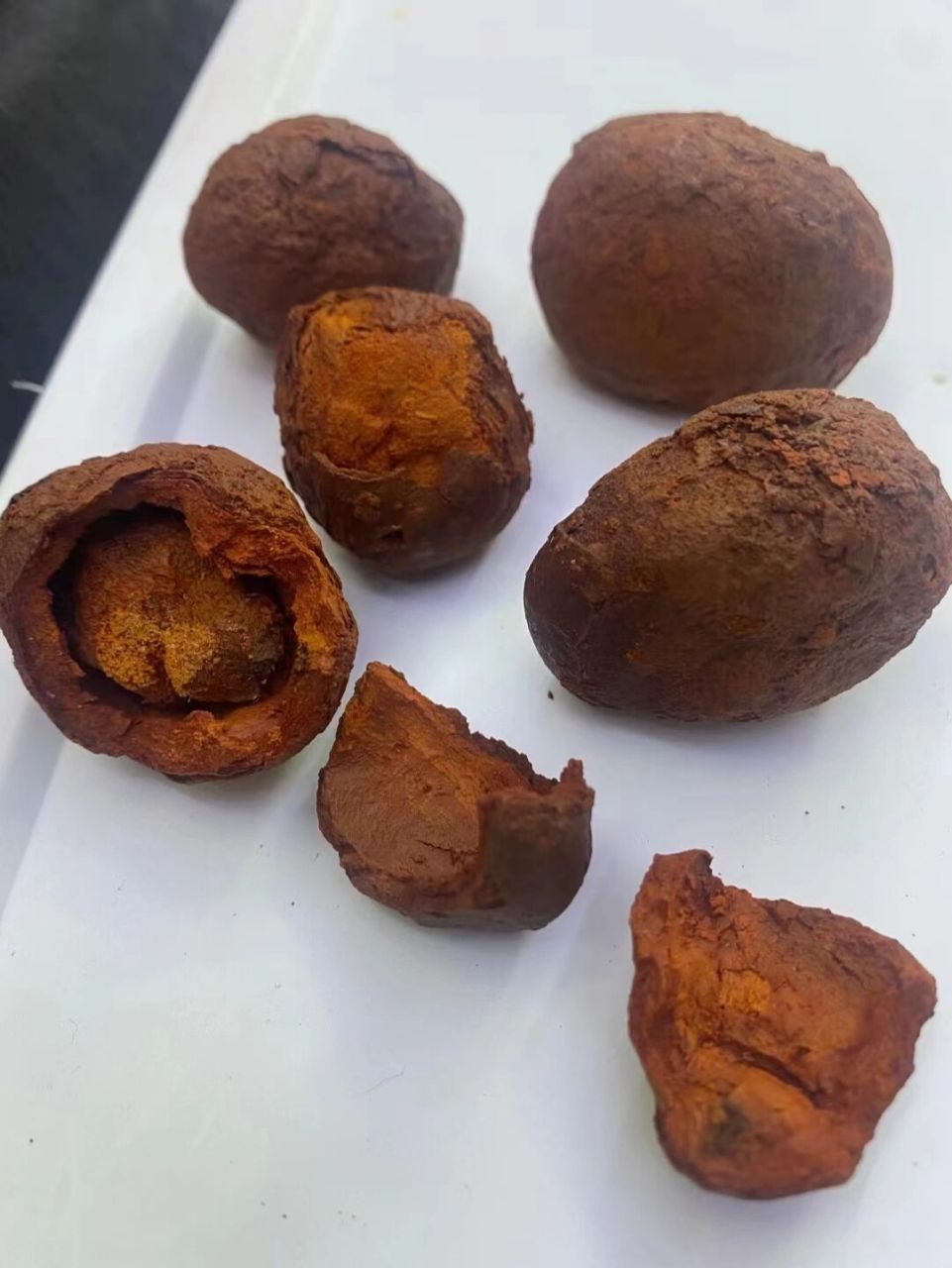 天然牛黄 人工牛黄与天然牛黄有什么区别(1)来源不同:人工牛黄是由牛