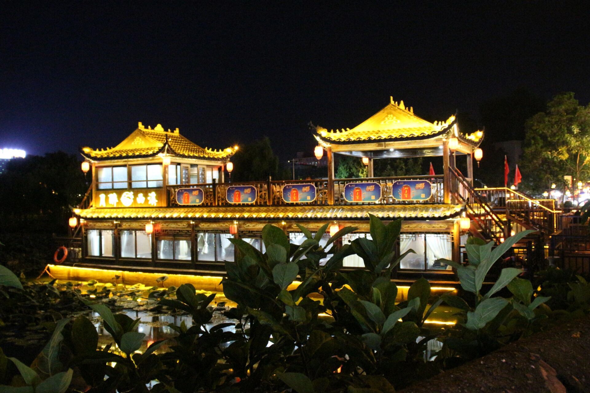 在东莞寮步,有一个534年历史的古村落 它依湖而建,夏日湖中开满了