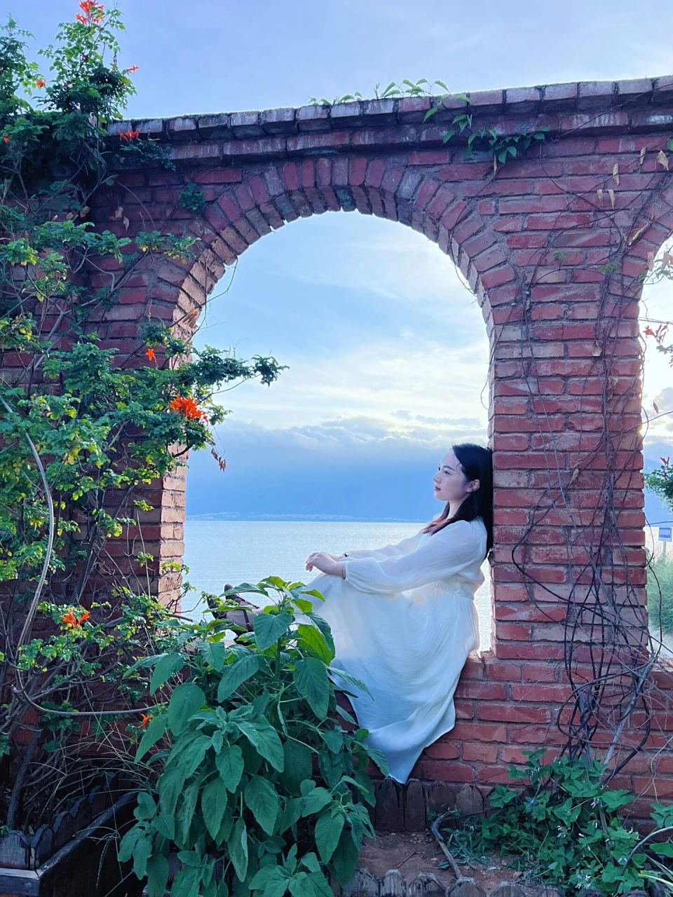 大理双廊杨丽萍的月亮宫 太阳宫 依托自然山体 漂于洱海之上 孔雀精灵