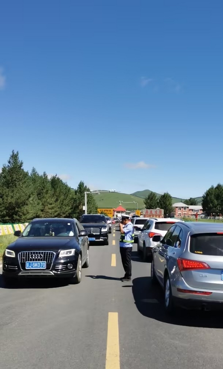 承德交警# 8月5日,塞罕坝机械林场,国家一号风景大道车流量较大,纬
