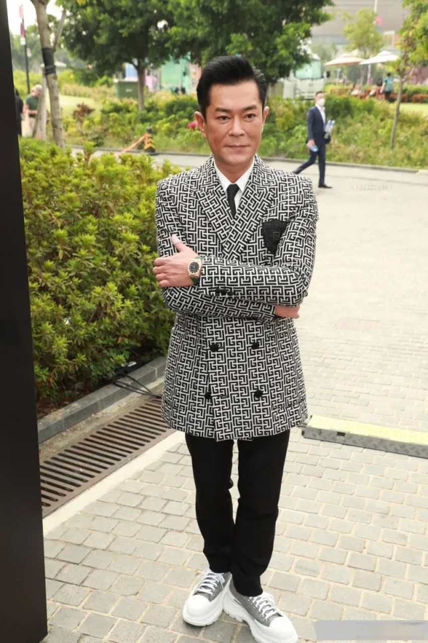 最近古天乐和冯德伦还有周秀娜一起出席活动,古天乐上身穿字母风西装