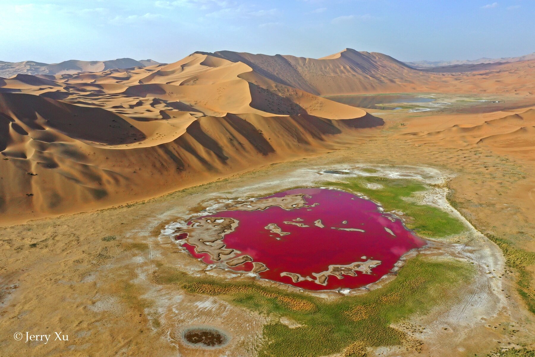 巴丹吉林沙漠中的粉红湖