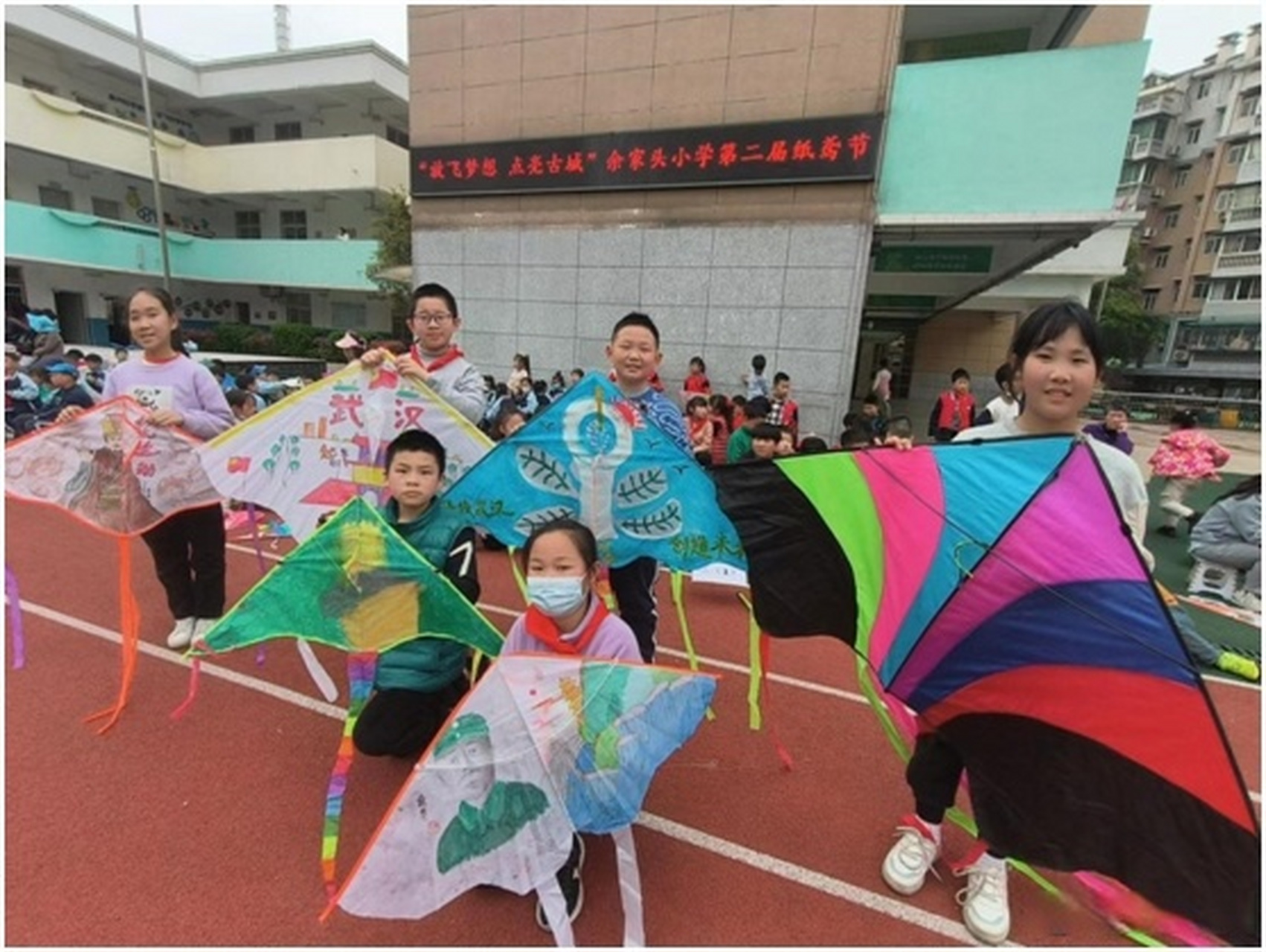 3月28日下午,武昌区余家头小学杨家路校区校园的运动场上空布满了画着