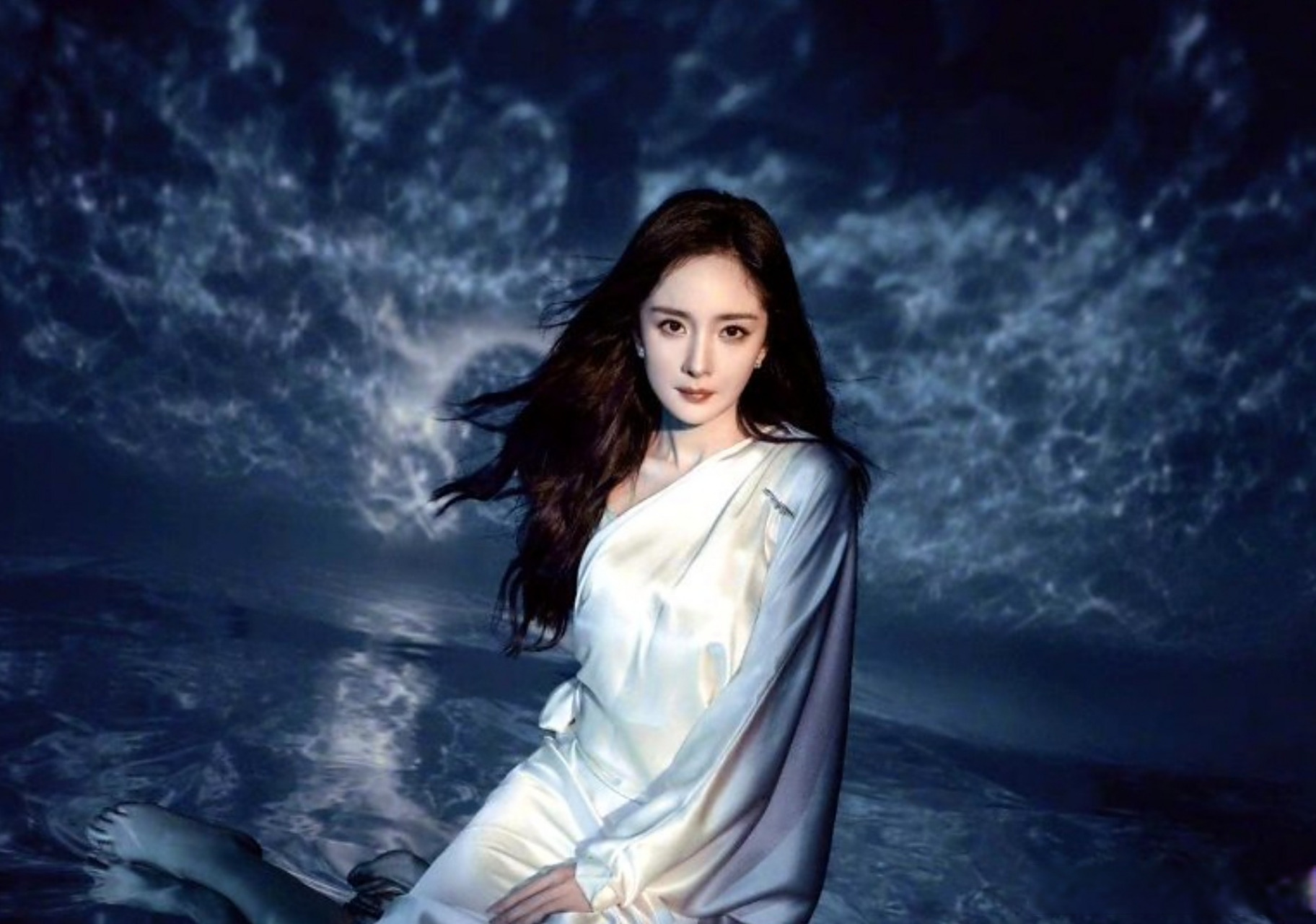 杨幂和angelababy今天的直播造型,你更喜欢哪个?