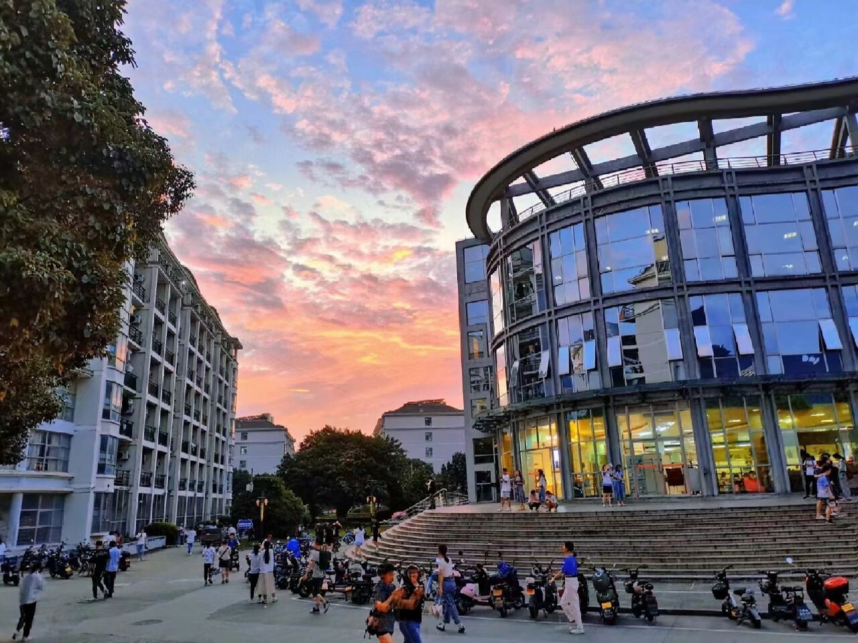 温州医科大学寝室,6人寝的,上下铺,我们是铁床,一般都是木床.