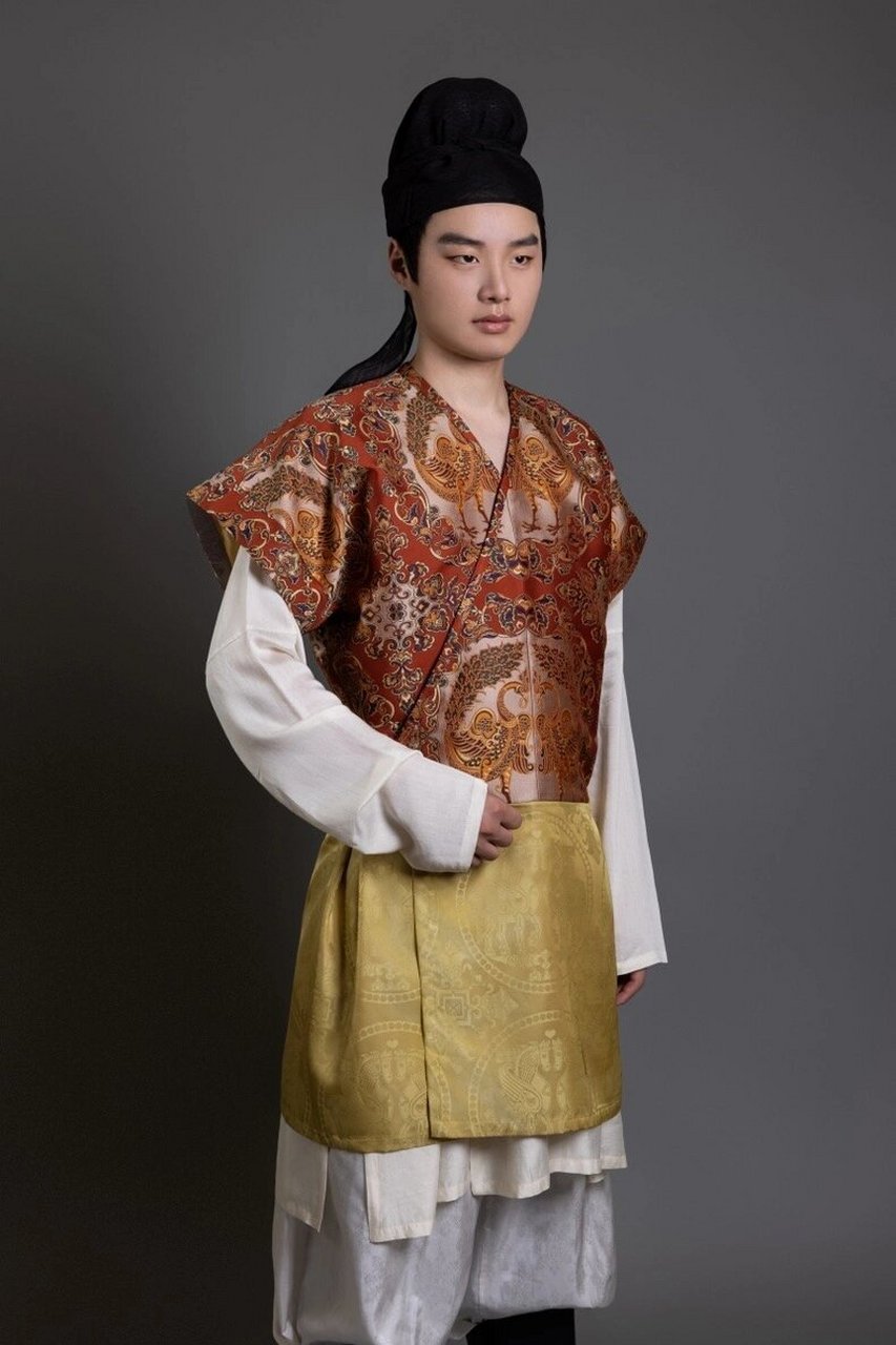 设计|繁复精致的唐代孔雀 赤地缠枝葡萄孔雀纹锦半臂